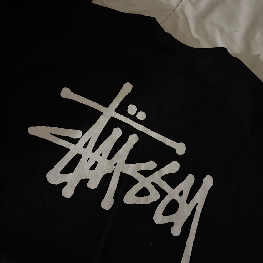 black basic stussy tee